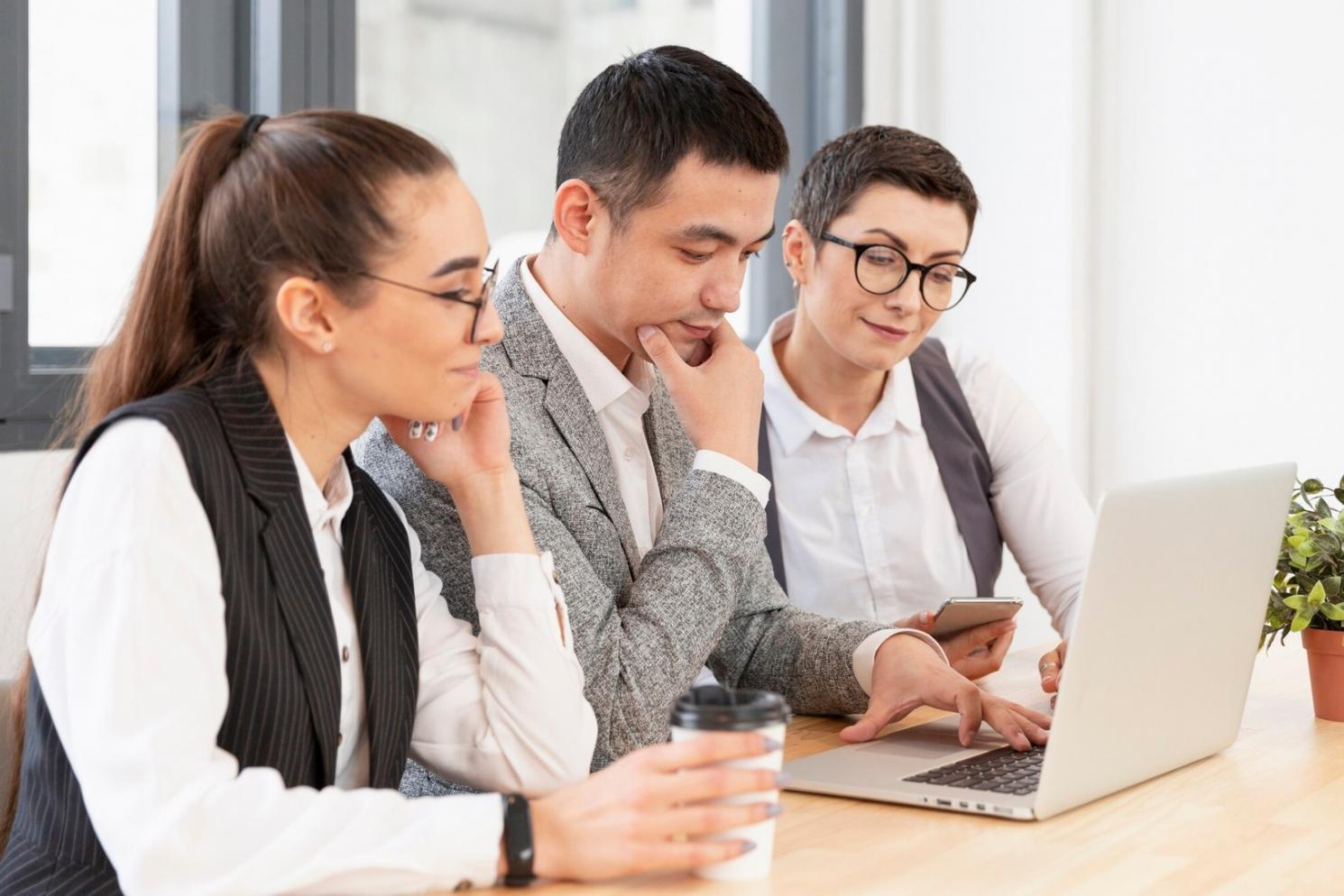 Investmentanalyst arbeitet mit Finanzcharts und Datenmodellen